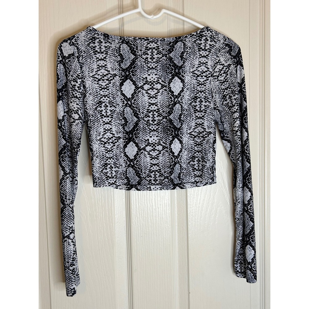 Windsor Wms Grey Snakeskin Long Sleeve Crop Top Animal Print Scoop Neck Size S/M